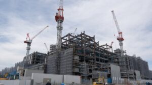 特定建設業許可|タワークレーンが立つ大規模建築工事の現場