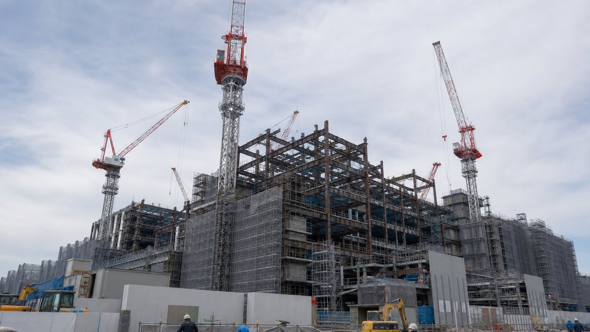 特定建設業許可｜タワークレーンが立つ大規模建築工事の現場